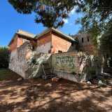 Un nobile passato che � stato sepolto dal degrado: quello che un tempo era il giardino della villa � diventato infatti una discarica a cielo aperto